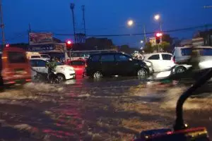 Hujan sejak sore, jalan utama sentra sepatu Cibaduyut dilanda banjir