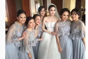 Siapa sangka, 7 artis ini ternyata pernah ditinggal nikah sama adiknya