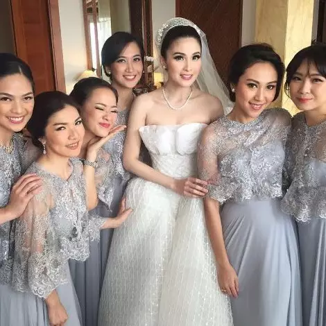 Siapa sangka, 7 artis ini ternyata pernah ditinggal nikah sama adiknya