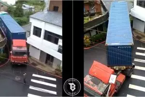 Aksi sopir truk kontainer keluar dari gang sempit ini bikin kagum