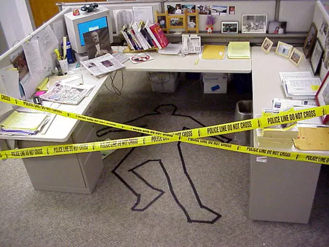 18 Cara usil ngerjain teman kantor ini 'kejam' banget, berani coba?