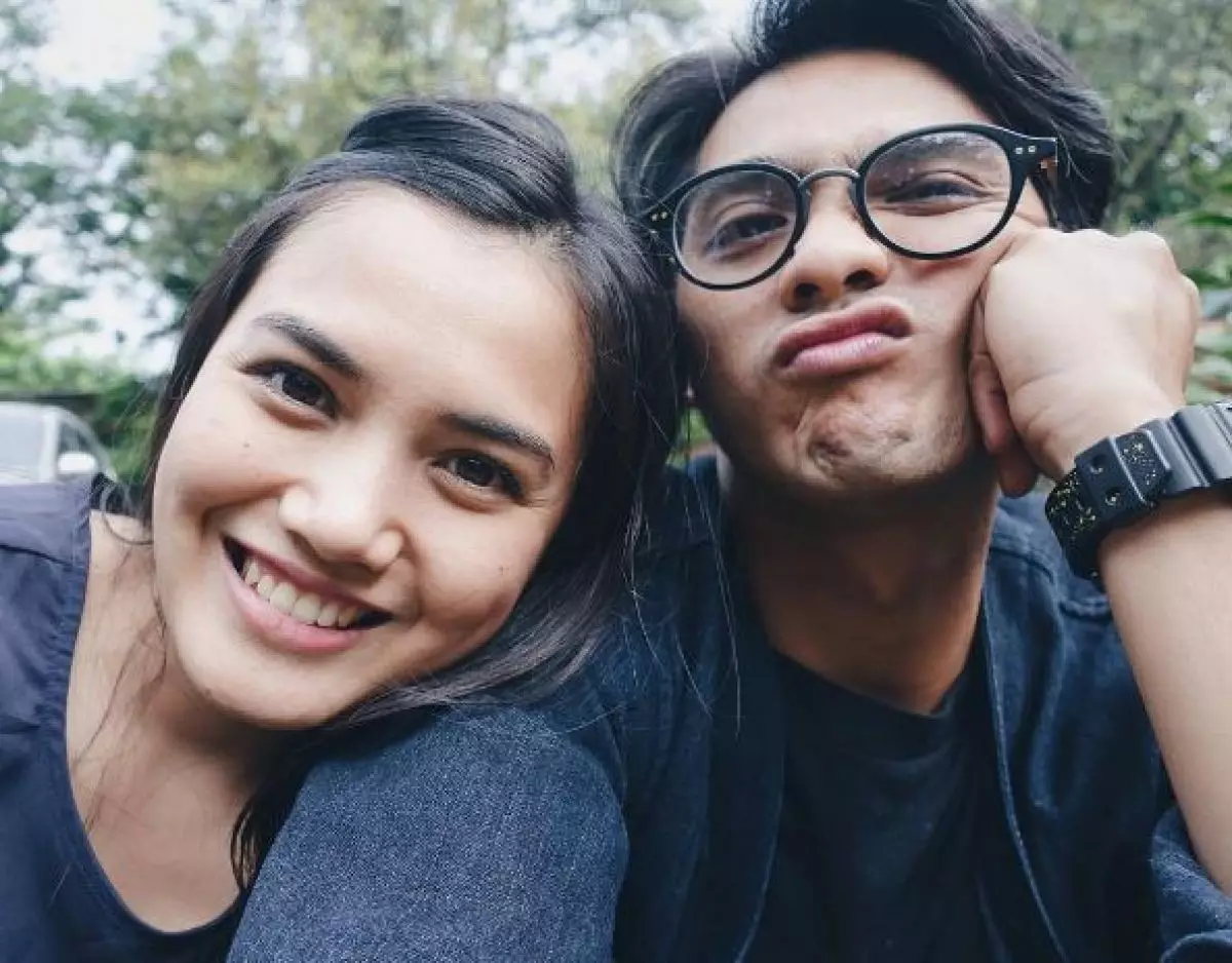 Punya 2 anak, ini 10 potret Ricky Harun-Herfiza masih kayak pacaran