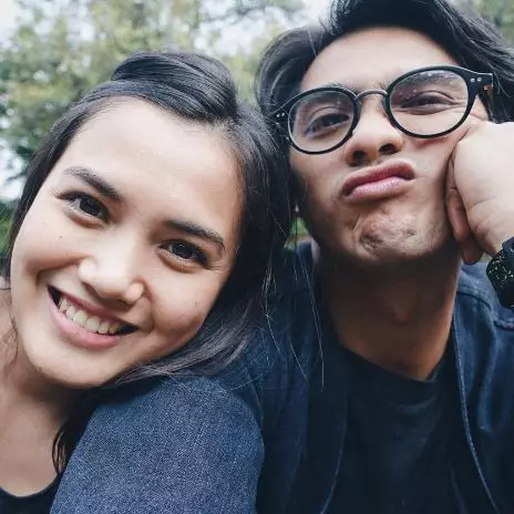 Punya 2 anak, ini 10 potret Ricky Harun-Herfiza masih kayak pacaran