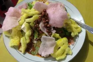 Segarnya menikmati asinan kamboja yang legendaris, dijamin ketagihan