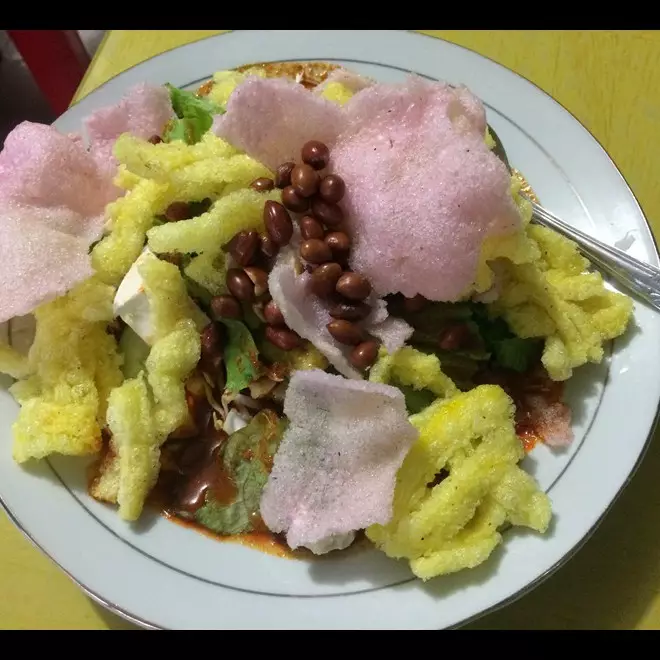 Segarnya menikmati asinan kamboja yang legendaris, dijamin ketagihan