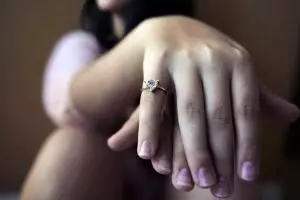 Cowok wajib tahu, ini makna cewek pakai cincin di jari kelingking