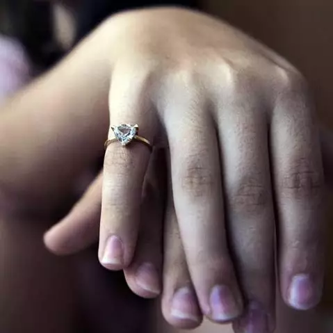 Cowok wajib tahu, ini makna cewek pakai cincin di jari kelingking