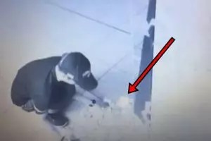 Pria ini 'mandi uang' gara-gara ATM rusak, keluarkan uang Rp 31 juta