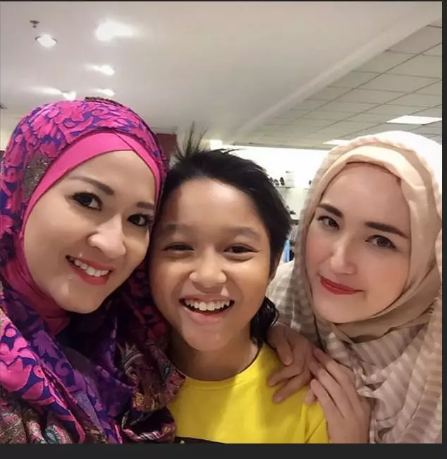 7 Artis ini akur dengan pasangan baru sang mantan, bukti telah move on