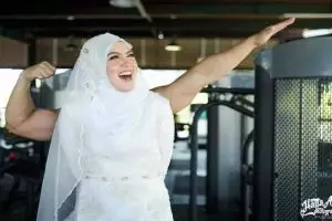 10 Foto prewedding di tempat fitness ini bikin melongo, berani tiru?