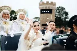 14 Foto pernikahan Sandra Dewi-Harvey Moeis di Disneyland, bikin iri