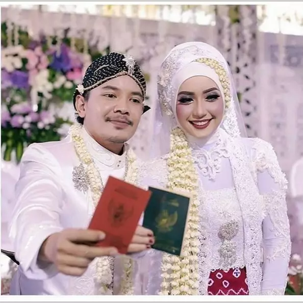 Sah peristri dokter gigi cantik, ini 12 potret pernikahan Cella Kotak