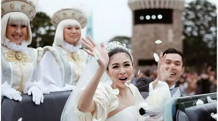 4 Sosok di balik penampilan Sandra Dewi bak Cinderella di Disneyland
