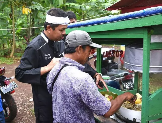 10 Potret kedekatan kepala daerah dengan warganya, adem banget