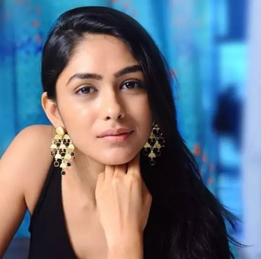 15 Foto cantiknya Mrunal Thakur 'Lonceng Cinta', bikin cowok gelisah