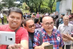 'Si Poltak Raja Minyak' Ruhut kewalahan ladeni selfie pendukung Ahok