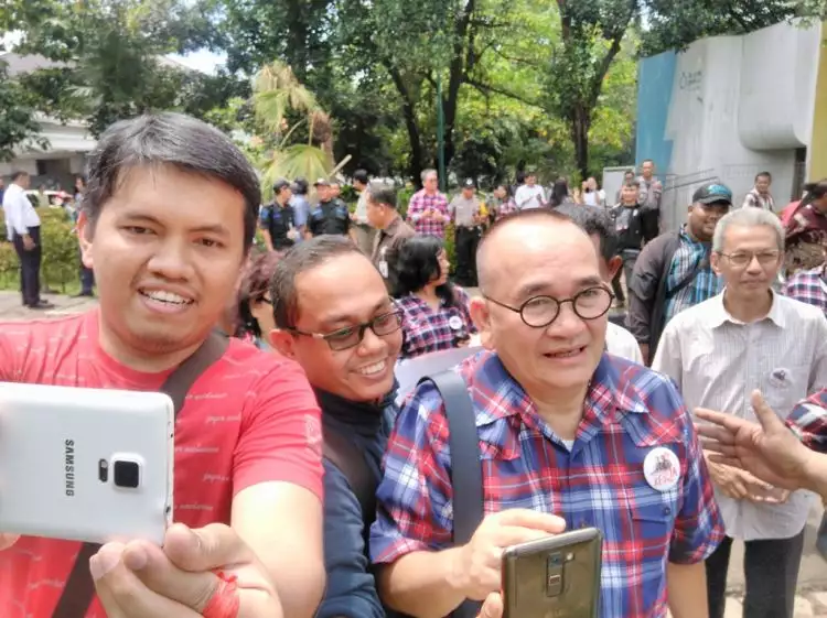'Si Poltak Raja Minyak' Ruhut kewalahan ladeni selfie pendukung Ahok