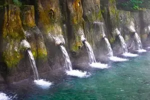 10 Pemandian air panas ini cocok untuk berendam bersama keluarga