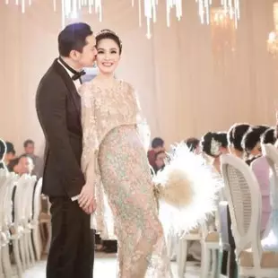 5 Pernikahan artis ini konsepnya ala negeri dongeng, mewah banget ya