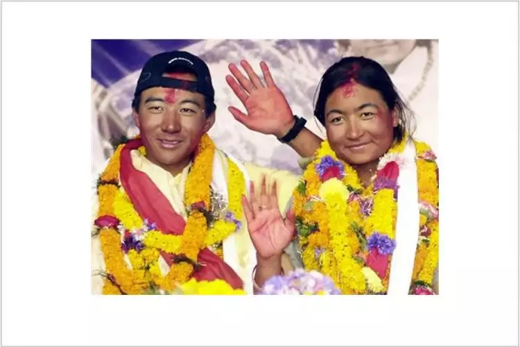 Sama-sama pendaki gunung, pasangan kekasih ini menikah di Everest