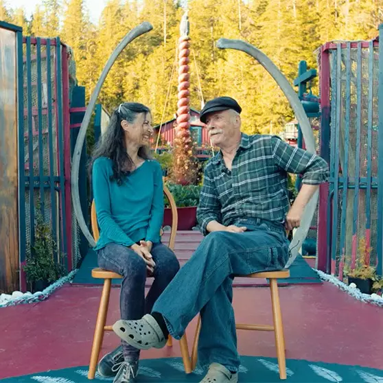 Pasangan ini tinggal di rumah apung yang mereka bangun selama 24 tahun