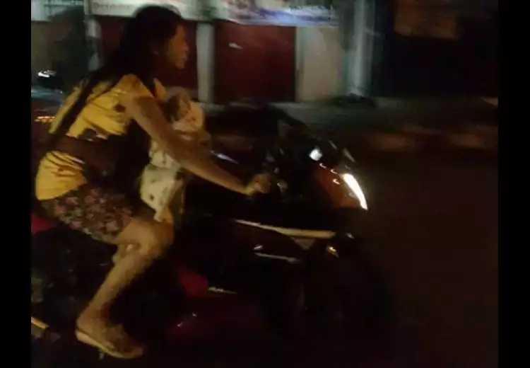 Ibu gendong balita ini ngawur, tanpa helm naik motor sport di jalanan