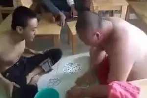 Tantangan konyol, kalah main kartu anak muda ini cium ketek lawannya