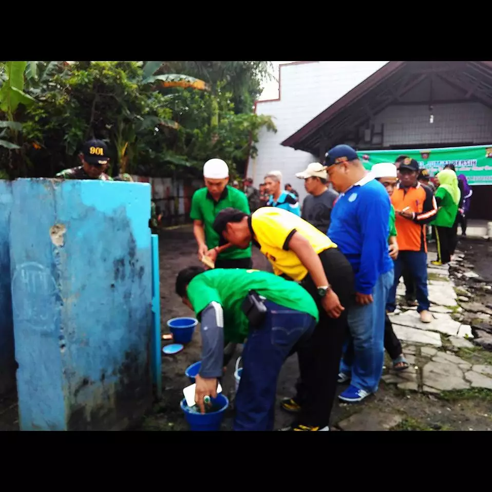 Relawan Pembersih Masjid bantu rapikan gereja pasca dibom, bikin haru 