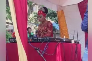 Aksi DJ cantik di pesta pernikahan ini 'leh uga', yuk goyang terus