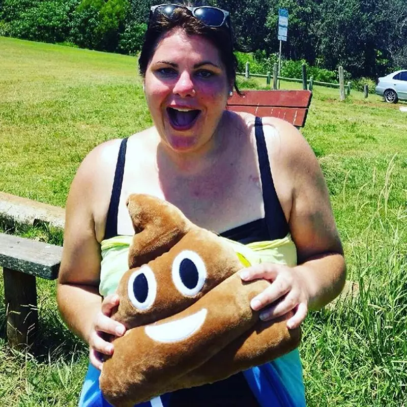 Wanita ini traveling bawa bantal bentuk kotoran manusia, jijik nggak?