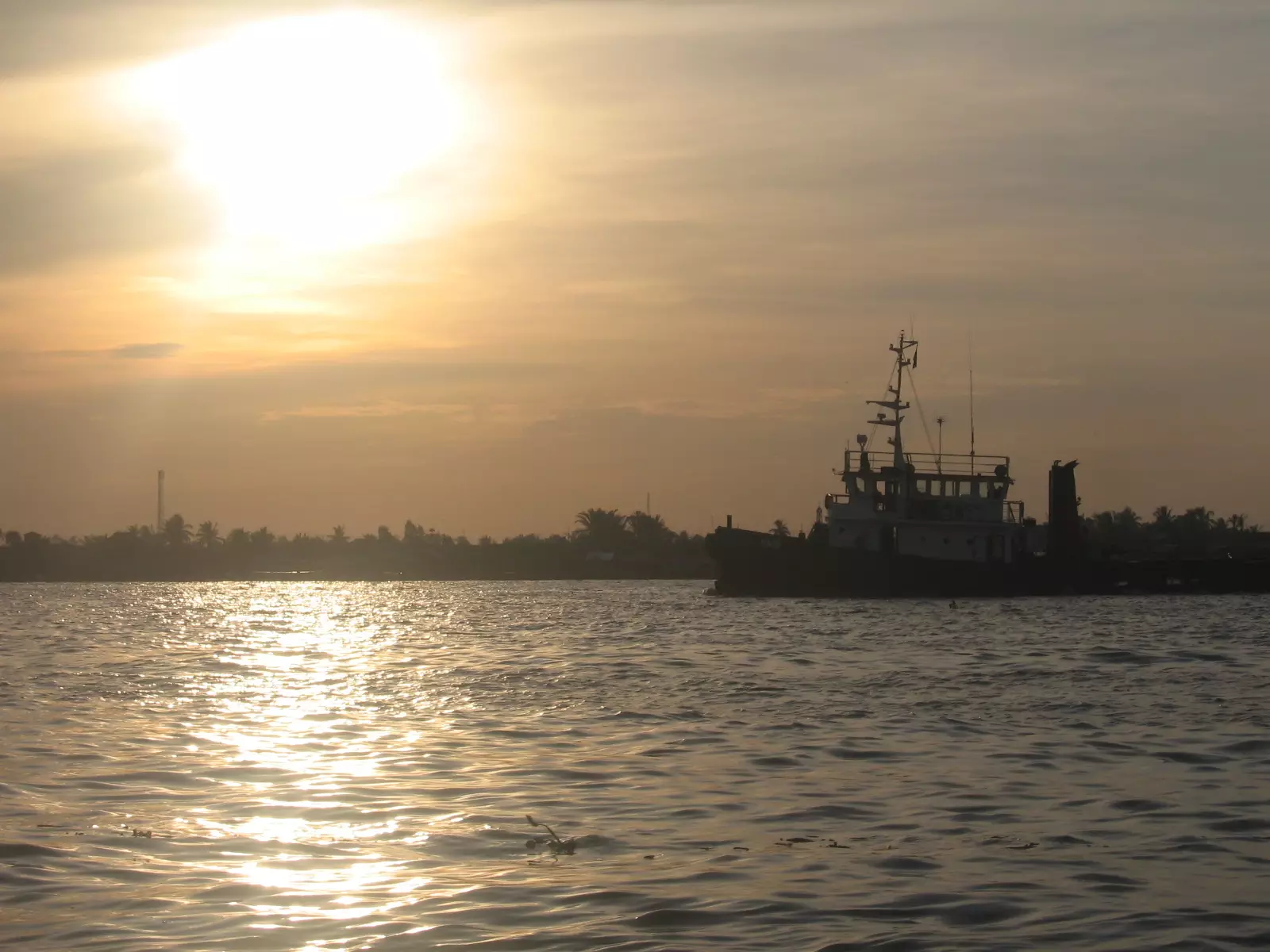 Dua kapal tabrakan di perairan Tuban, 15 awak kapal belum ditemukan