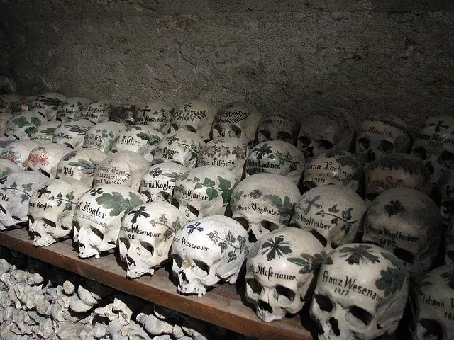 Selain terkenal kemegahannya, 9 gereja ini berisi kerangka manusia