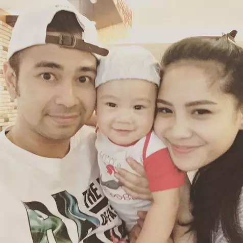 10 Anak artis kece sejak lahir ini siap saingi ketampanan sang ayah