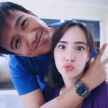 10 Potret kemesraan Joshua Suherman dan Pamela Bowie, awas jangan iri