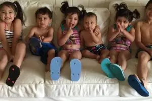 Dua kakak adik ini adopsi 6 anak terlantar, kisahnya bikin haru 