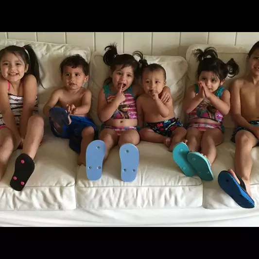 Dua kakak adik ini adopsi 6 anak terlantar, kisahnya bikin haru 