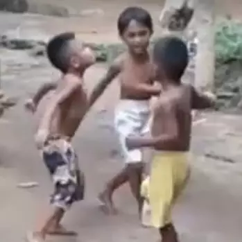 Aksi bocah telanjang dada lagi joget ini viral dan tuai pujian netizen