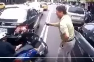 Momen apes pemotor dan sopir mobil di jalanan ini bikin tepuk jidat
