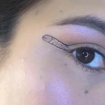 Nyeleneh abis, bentuk eyeliner buatan wanita ini jadi tren makeup unik