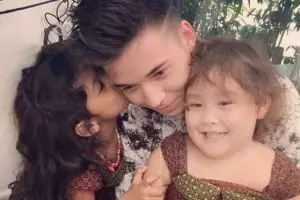 8 Potret kedekatan Stefan William dan anak Celine, ayah tiri idola