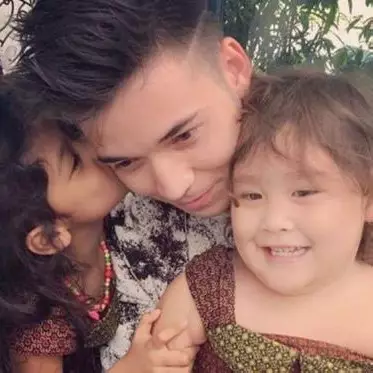 8 Potret kedekatan Stefan William dan anak Celine, ayah tiri idola