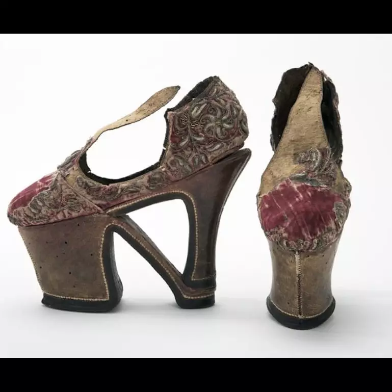 9 Sepatu unik dan fashionable ini pernah digunakan wanita di dunia