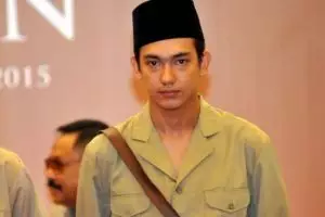 Beda penampilan Adipati Dolken dalam 8 film ini drastis banget