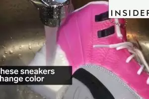 Sneakers ini keren banget, bisa ganti warna cuma dengan diguyur air