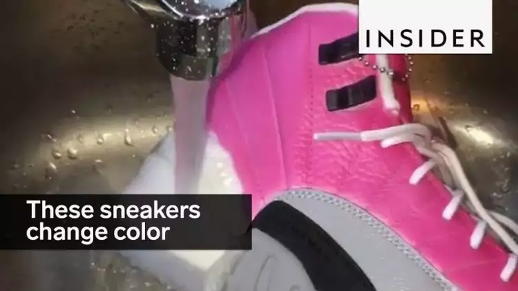 Sneakers ini keren banget, bisa ganti warna cuma dengan diguyur air