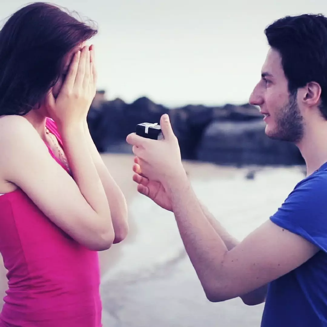 Gengsi bilang cinta? 7 Langkah ini bisa kamu cobain, Sob