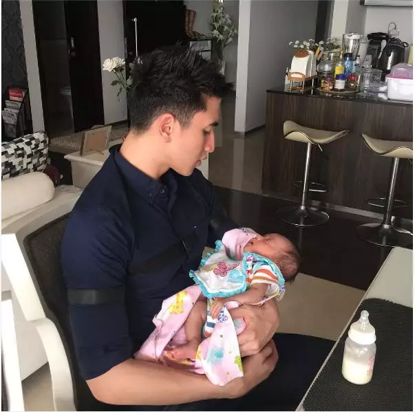 10 Potret kedekatan Verrel dan adik angkatnya, so sweet deh 