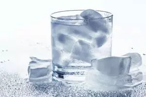 12 Fakta bahaya minum air dingin usai makan, kamu pasti sering kan?