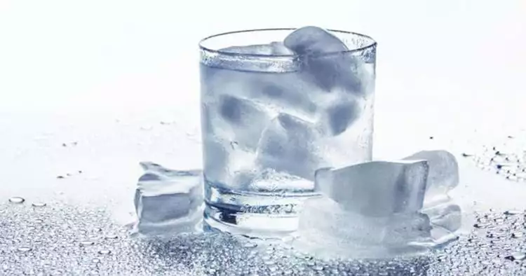 12 Fakta bahaya minum air dingin usai makan, kamu pasti sering kan?