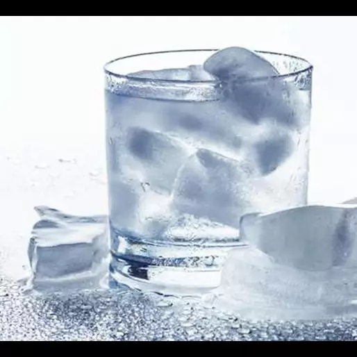 12 Fakta bahaya minum air dingin usai makan, kamu pasti sering kan?